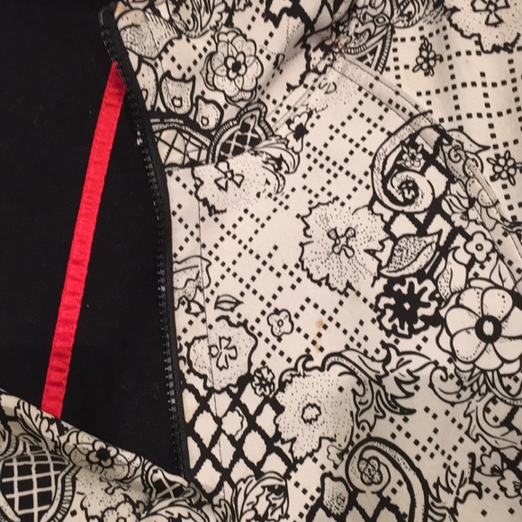 Lululemon size 4 rain jacket - Picture 5 of 8